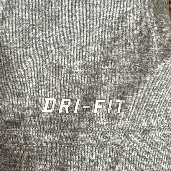 Nike Kids Gray T-Shirt with Blue Knicks Logo - Picture 3 of 3